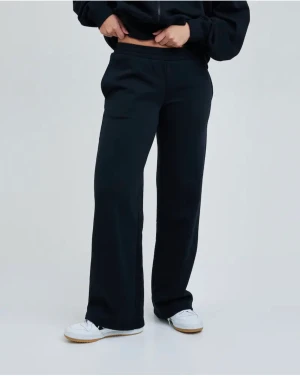 Lågmidjade mjukisbyxor  - Säljer mina svarta lågmidjade Säljer mina lågmidjade mjukisbyxor från BikBok som är oanvända och prislappen hänger även kvar:)