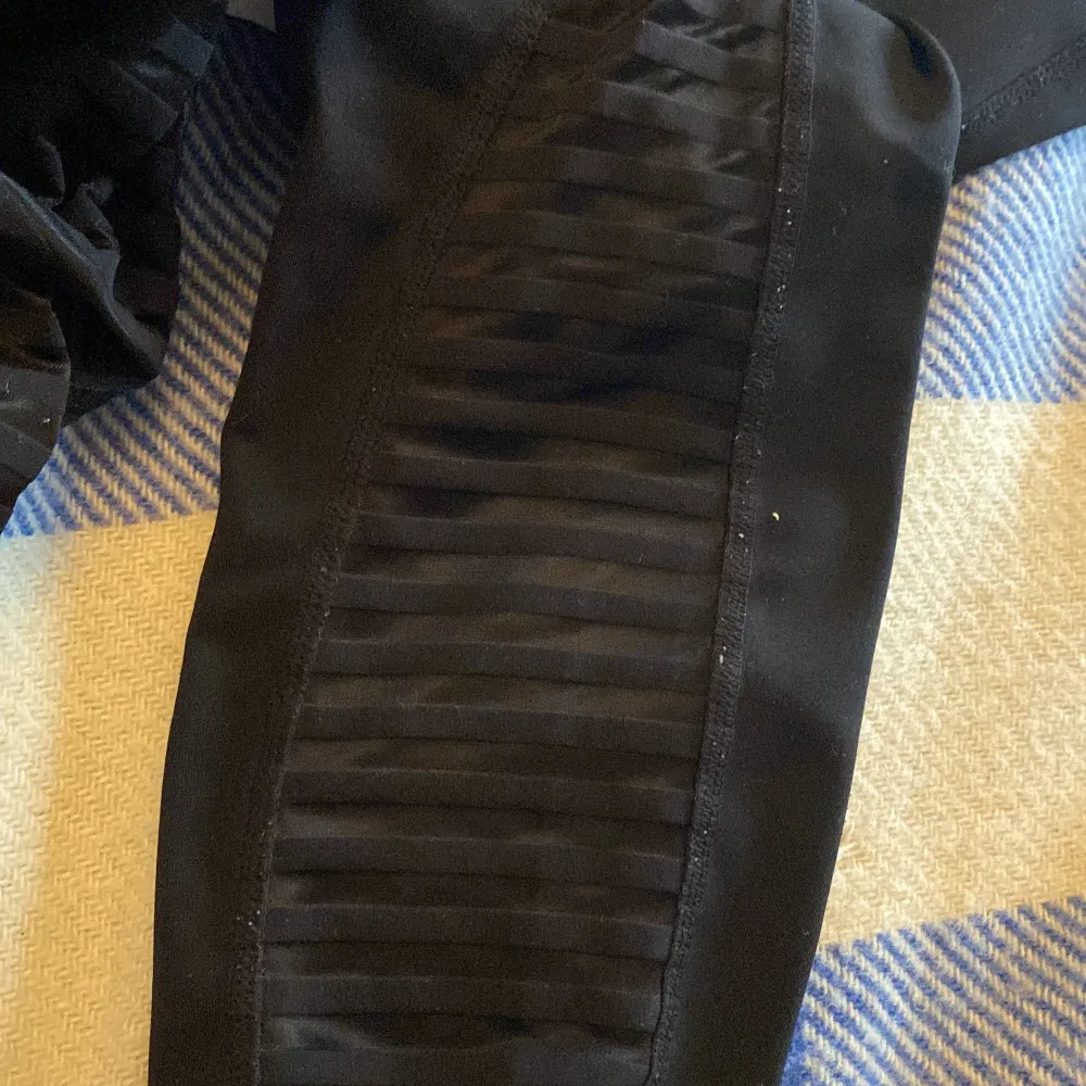 Säljer ett par snygga träningstights från H&M. I fint skick, men tecken på användning. Storlek S. Materialslappen är avklippta. Snygg mönster på sidan av benen (se bild 2). Jeans & Byxor.