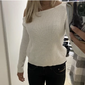 Stickad - Jättefin offsholder tröja från Odd Molly! Aldrig använt! Säljer för jag har för mycket gläder i min garderob💞ny pris:300