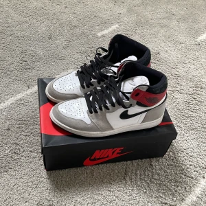 Jordan 1 smoke grey - Dom är använda 7 gånger använder inte dom längre. pris kan diskuteras vid snabb affär