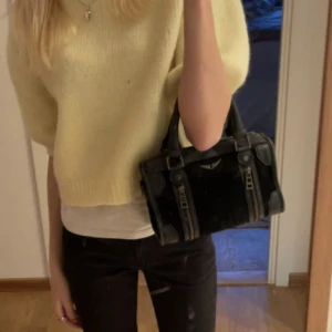 Snygg Zadig väska  - Skit snygg Zadig väska i ett bra sick men man ser att den är använd saknar ett långt band men vid en snabb affär så kan man köpa för 1800