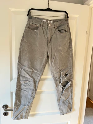 Gråa jeans  - Säljer nu ett par gråa min jeans med hål på ena knät. De kommer från pull and bear och är endast använda max 3 gånger🥰OBS liten i storleken och du står för frakten ca 50 kr☺️