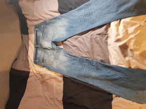 Lågmidjade jeans  - Blåa jeans, lite silver/glittriga på bakfickorna.