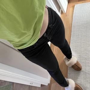 Lågmidjade jeans - Säljer dessa lågmidjade jeans som tyävrr inte kommer till användning. De är en ”urtvättad” färg men är väldigt sparsamt använda! Du står för frakten ca 50 kr💕