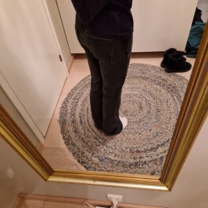 Snygga jeans⚡️⚡️🌷🌷 - Riktigt snygga low straight jeans från stradivarius🌸 Haft ungefär 1 år och kanske använda 20 gånger pga att de är för små. Storlek 34 och jag är 1,56 och de är långa på mig 👌🏻🌸🌸🌷 Köpt för 359kr på zalando men finns ej att köpa längre⚡️🌸