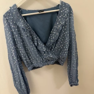 Blus från gina tricot - Säljer denna sjukt fina toppen från gina tricot❤️ ej använd