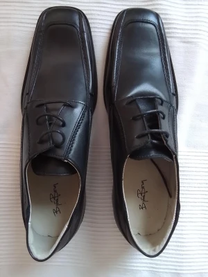 Skor. - Nya skor säljer jag dem pga min hälsa. Har annvät en enda gång.