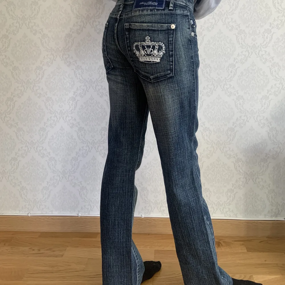 Säljer nu mina lågmidjade Victoria Beckham jeans pågrund av att det blivit för små. Byxorna är i stl 26💗 Midje mått (36 cm) och innerbenslängd runt (74). Hade nyligen lagt ut samma annons men tog bort pågrund av oseriösa köpare.. Jeans & Byxor.