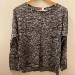 Tunn stickad tröja - Tunn grå stickad tröja från H&M Stl. S Ny skick