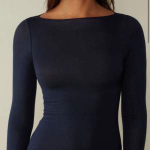 superfin mörkblå intimissimi tröja i storlek S. Köpt för två veckor sen, knappt använd.❤️