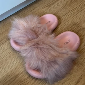 Tofflor  - Rosa tofflor som är helt nya 