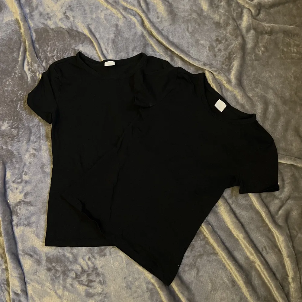 Två sköna tröjor i storlek S, jag köpte dom på H&M men använder inte dom längre. Det är 60kr st och 120kr för båda. Frakten tillkommer💌. T-shirts.