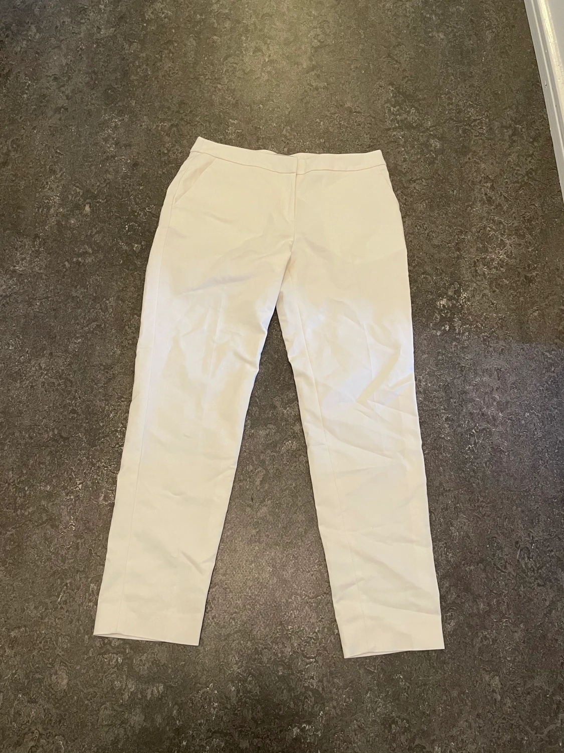 Vit kostymbyxa storlek 34