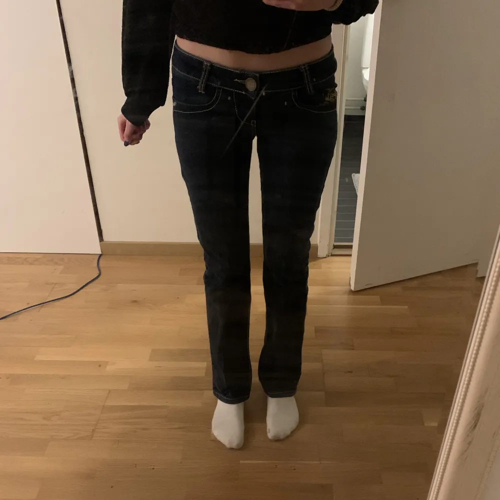 Lågmidjade jeans från Killah.  Storlek 26/30. Mörkblå. Raka ben med lite bootcut. Bra skick💘. Jeans & Byxor.