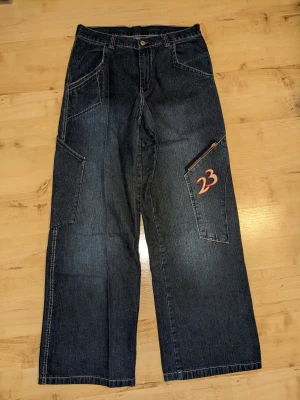 Baggyjeans från Karl Kani - Baggyjeans från Karl Kani.  