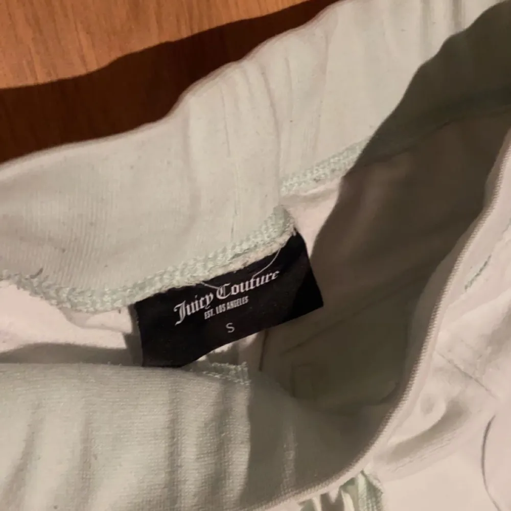 Ett par väldigt ljusgröna Juciy Couture byxor i storlek S. Knappt använda och är 10/10. Är i materialet frotté. Nypris är 1100kr. Jeans & Byxor.