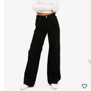 Yoko Jeans - Svarta jeans från Monki i modellen ”Yoko”, stolek 29 🫶🏼 Säljer för 100kr + frakt 