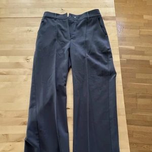 Gråa kostymbyxor - Gråa kostymbyxor från madlady i storleken 34/L30 Den har sömmar och fickor på sig 