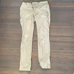 Tommy Hilfiger Chinos - Tommy Hilfiger chinos, det finns ett litet hål vid fickan