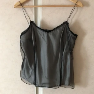 Festtopp - Fin och knappt använt damhopp.