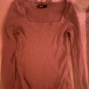 Beige tröja  - Jätte söt beige kofta med en liten slits på sidan nästan aldrig använd av mig! Jätte fint skick o inga fläckar eller något tecken på användning säljer pga den inte kommer till användning! 💖