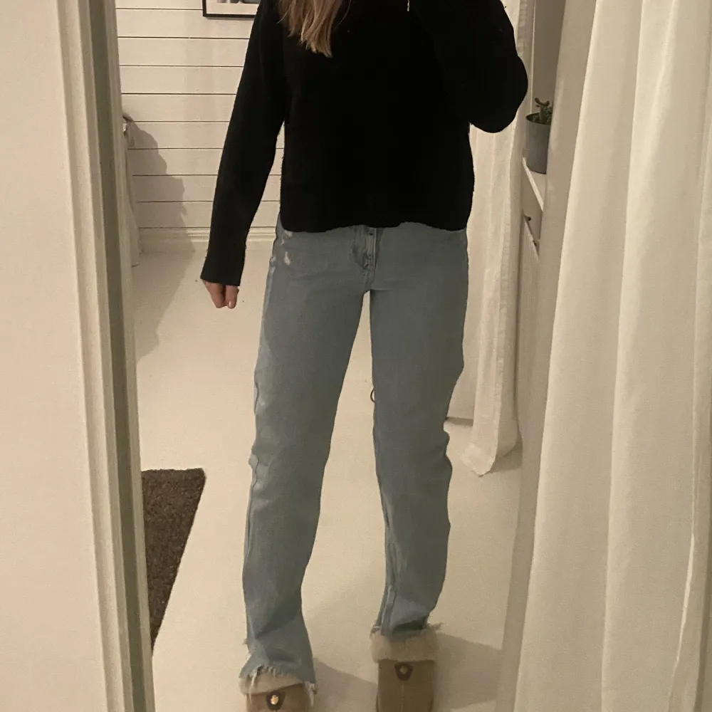 Säljer mina blåa jeans med slits, jättefina och ej slitna. Köptes för ca 600kr. Jeans & Byxor.