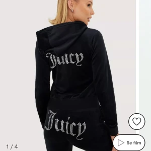 juicy tröja - säljer denna juicy tröja då den här inte används längre, den är i nyskick och jätte gullig! finns ett par byxor tilli storlek S med en kiten skada vid snörena! köp hela settet för 570kr