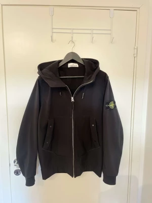 Stone island jacka - En jätte fin Stone Island vind jacka. Jackan är i jätte fint skick och inte använd alls mycket. Jackan är L men sitter mer som en M. Jag är öppen för byten, priset går även att diskutera.