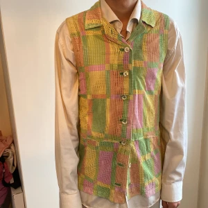 Färgglad väst  - Kul väst från humana, så snygg o rolig o egen!  En av knapparna sitter lite löst men enkelt att säkra med nål o tråd! 