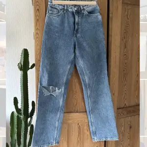 Jeans från Monki med medelhög midja och hål på ena knät👍🏽Storlek 25 i midjan och regular i längden. 