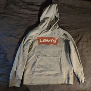 Levi's hoodie 100% bomull - Fin hoodie utan fläckar. Använd sparsamt. XS sitter som S Hör av dig om du har frågor