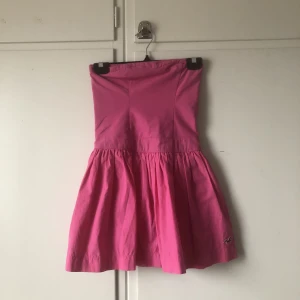 Hollister klänning - Bedårande flickig klänning köpt secondhand (hollister). Resår i ryggen så stretchig. 60cm lång 64cm i midjan