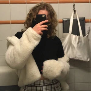 Fakepäls jacka - Vit jacka i fake päls med luva ifrån Gina Tricot. Knäppning med en hook på framsidan. Bara att meddela vid eventuella frågor och funderingar! Kan fixa fler bilder så bara meddela om det önskas!