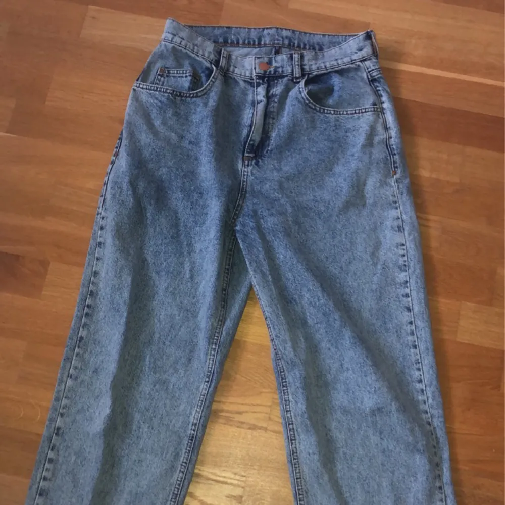 Snygga gråblåa jeans i Stl 32 Loose fit/ straight . Jeans & Byxor.