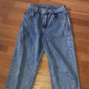 Snygga gråblåa jeans i Stl 32 Loose fit/ straight 