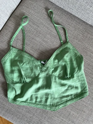 Topp stradivarius  - Jättefin topp från stradivarius i storlek S. Sparsamt använd.