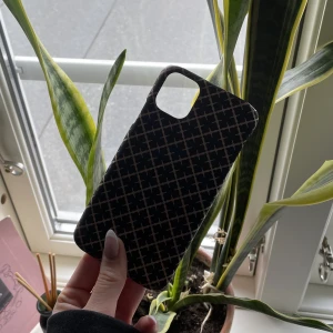 Marlene Birger skal  - Ett super fint marlene birger skal i bra skick! Köpt i november, säljs pågrund av ny mobil ❤️ Passar till IPhone XR och 11an ❤️ Ny pris 450kr