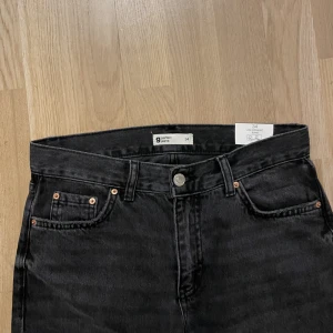 Low straight jeans - Low straight jeans från Gina. Helt nya. Säljer pga köpte fel storlek. Nypris 499. Mitt pris: 400 + frakt