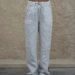 ADSGN linnebyxor - Säljer dessa otroliga linnebyxor. Helt perfekta nu på våren såsom sommaren. Det är lite förstora på mig därav säljer jag dessa. Använda 2 gånger. 