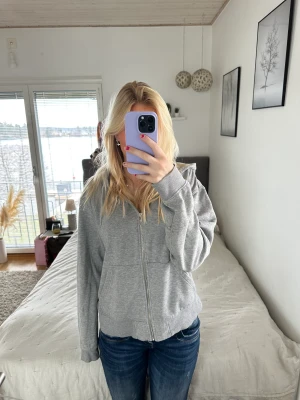 Zip hoodie - Så mysig Zip Hoodie från Weekday. Väldigt bra skick. Kan mötas upp i Stockholm, hör av dig vid frågor.