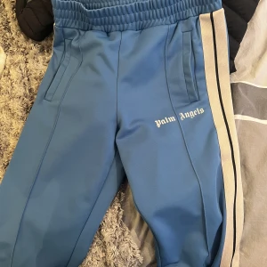 Blå Palm Angels byxor  - Palm angels byxor i väldigt fint skick, säljer de för att jag knappt använder de! 