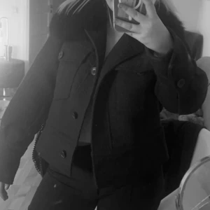 Meotine jacka - Säljer min FINA jacka från meotine i storlek S/M!!! Såååååå skön perfekt till höst/vinter/vår!!❤️ köpt för 2800kr Säljer för 1700!! Kontakta mig om ni har funderingar eller frågor❤️