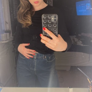 Jeans - Mörkblåa Midrise/highfitted jeans köpta här på plick 