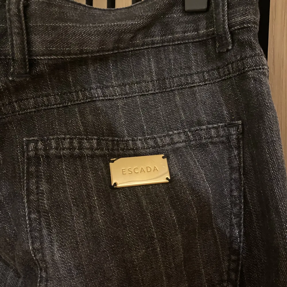 Snygga raka jeans från Escada. Passar ungefär s-m beroende på önskad passform. (Frakt tillkommer) . Jeans & Byxor.