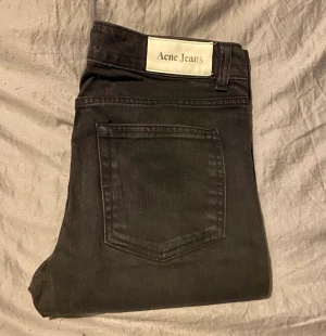 Acne Jeans - Raka svarta Acne Jeans i strl 31/34. Bra skick!