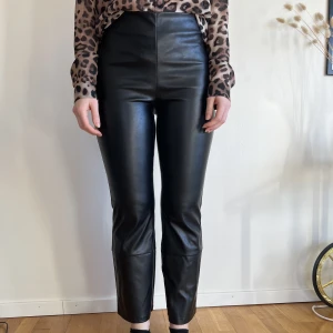 Skinnbyxor  - Byxor i skinnimitation från Pieces. Storlek S. Ankellånga på mig som är 167 cm lång. 
