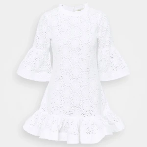 Student klänning - Säljer denna fina klänning från lace & beads. Ny med prislapp, endast testad. Slutsåld på nätet. Köparen står för frakten!! Kom med bud😊