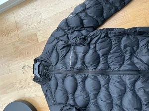 Peak performance dunjacka - Säljer nu min peak performance jacka som jag har använt mycket. Priset är inte fast och skicka pm för mer bilder / info