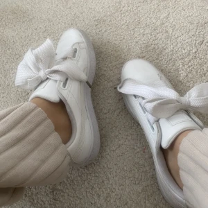 Puma basket heart sneakers - Säljer dessa superfina Puma sneakers🤍 passar bra till våren! Bra skick Kontakta oss vid frågor eller fler bilder<3