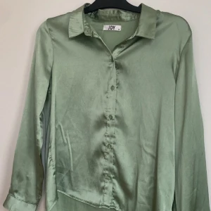 Grön blus - Storlek 36 (knappt använd) 